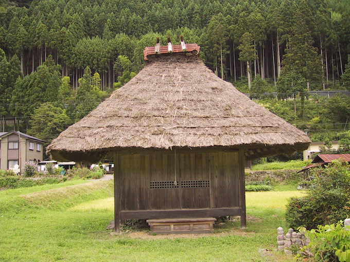 茅葺の祠